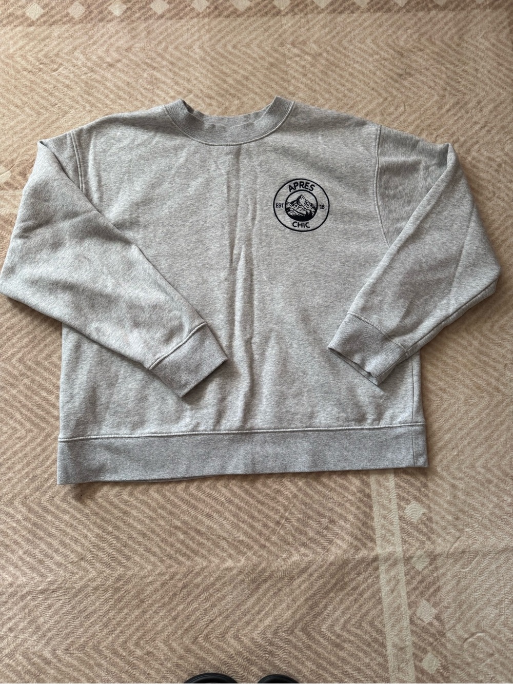Universal Thread Heather Gray Crewneck Sweatshirt with Apres Chic Logo